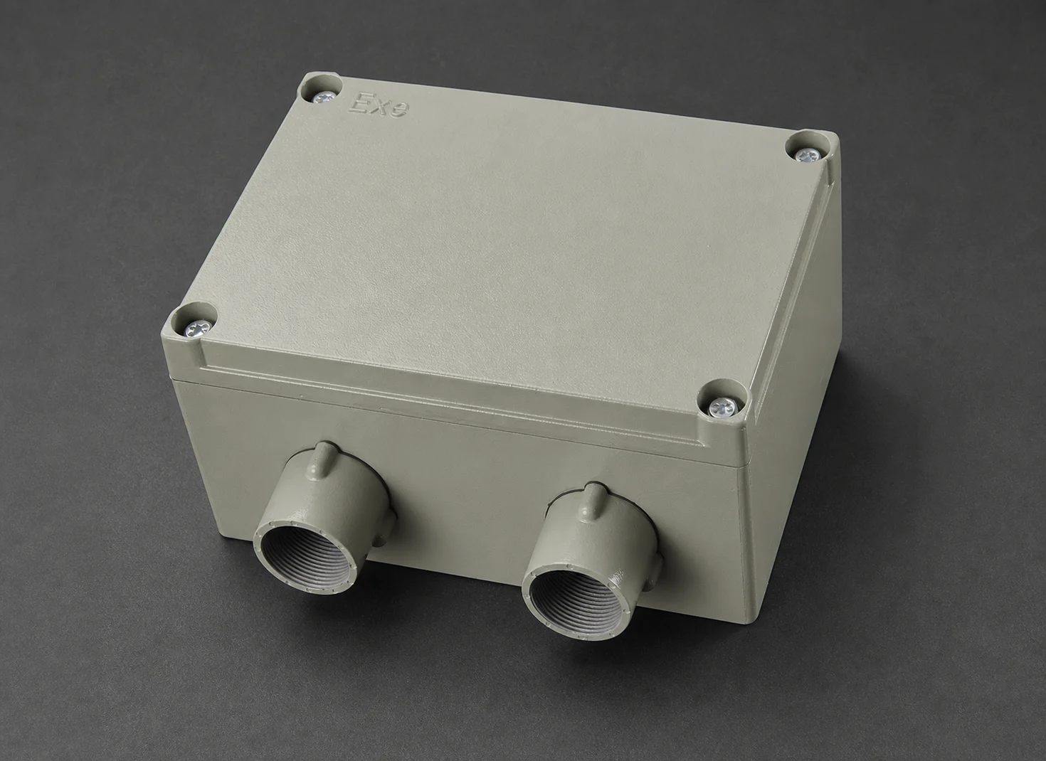 Closed compact cathodic protection junction enclosure with two cable entries